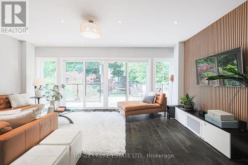 334 Cleveland Street, Toronto, ON - Indoor Photo Showing Living Room
