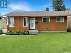 652 Douglas CRESCENT  Saskatoon, SK S7L 4T9