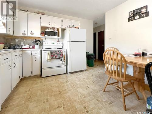 652 Douglas Crescent, Saskatoon, SK - Indoor Photo Showing Kitchen