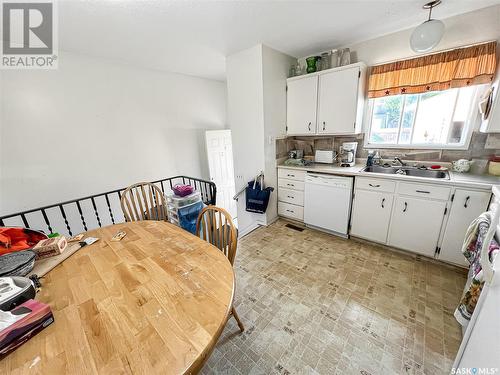 652 Douglas Crescent, Saskatoon, SK - Indoor Photo Showing Kitchen With Double Sink