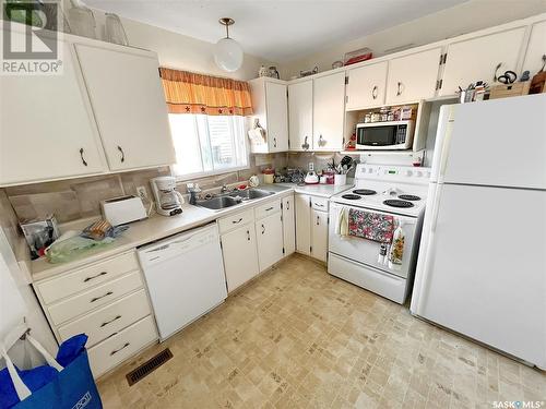 652 Douglas Crescent, Saskatoon, SK - Indoor Photo Showing Kitchen With Double Sink