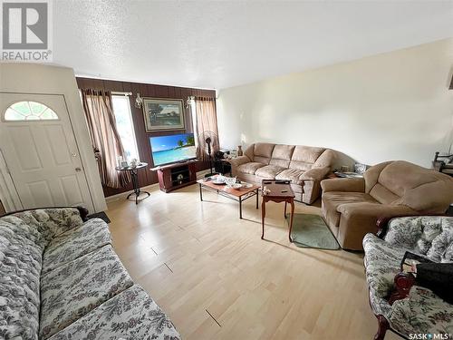 652 Douglas Crescent, Saskatoon, SK - Indoor Photo Showing Living Room