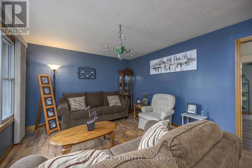 Living Room - 82 Forest Street, Aylmer, ON - Indoor Photo Showing Living Room