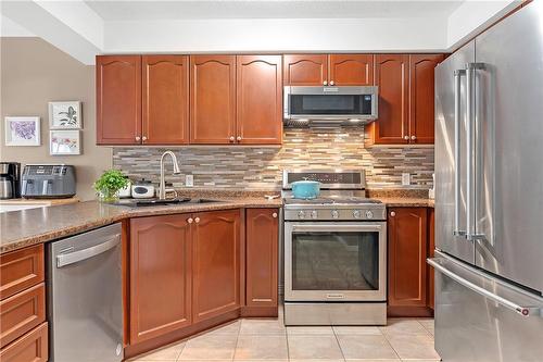 41 Periwinkle Drive, Hamilton, ON - Indoor Photo Showing Kitchen