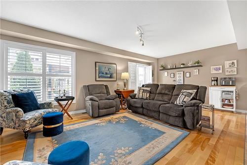 41 Periwinkle Drive, Hamilton, ON - Indoor Photo Showing Living Room