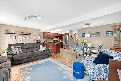 41 Periwinkle Drive, Hamilton, ON - Indoor Photo Showing Living Room