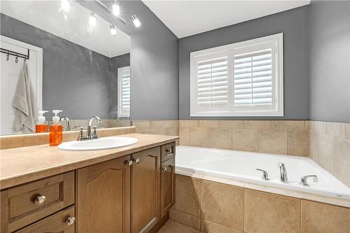 41 Periwinkle Drive, Hamilton, ON - Indoor Photo Showing Bathroom
