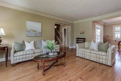 674 Holt Drive, Burlington, ON - Indoor Photo Showing Living Room