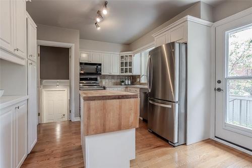 Moveable Island - 674 Holt Drive, Burlington, ON - Indoor Photo Showing Kitchen