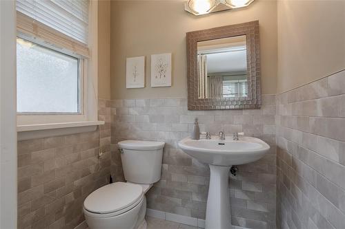 2pc primary bedroom ensuite with walk-in closet beside it. - 674 Holt Drive, Burlington, ON - Indoor Photo Showing Bathroom