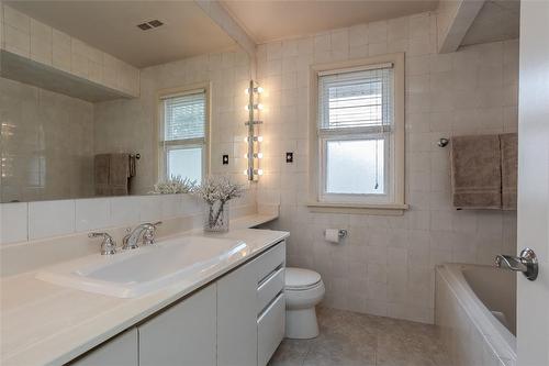 674 Holt Drive, Burlington, ON - Indoor Photo Showing Bathroom