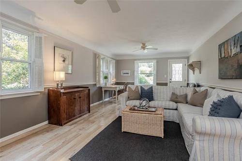 Bonus entry from beside garage. - 674 Holt Drive, Burlington, ON - Indoor Photo Showing Living Room