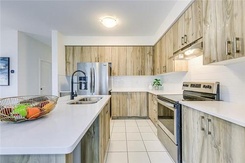 47 Freedom Crescent, Hamilton, ON - Indoor Photo Showing Kitchen With Double Sink With Upgraded Kitchen