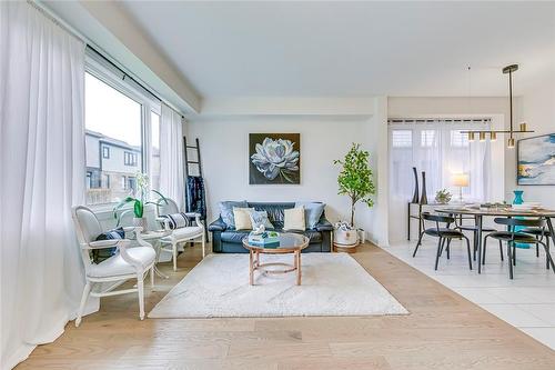 47 Freedom Crescent, Hamilton, ON - Indoor Photo Showing Living Room