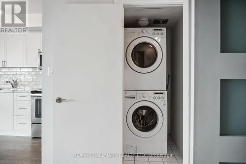 919 - 410 Queens Quay W, Toronto (Waterfront Communities), ON - Indoor Photo Showing Laundry Room