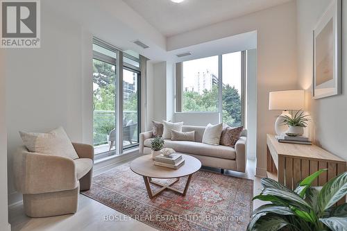 315 - 68 Merton Street, Toronto C10, ON - Indoor Photo Showing Living Room