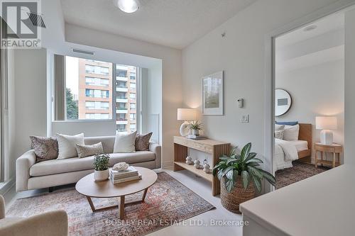 315 - 68 Merton Street, Toronto C10, ON - Indoor Photo Showing Living Room