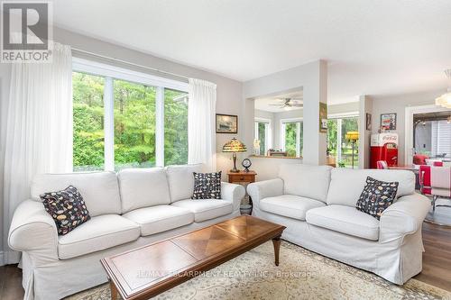 105 Glenariff Drive, Hamilton, ON - Indoor Photo Showing Living Room