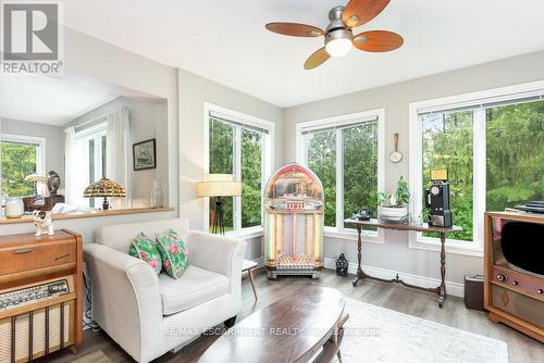 105 Glenariff Drive, Hamilton, ON - Indoor Photo Showing Living Room