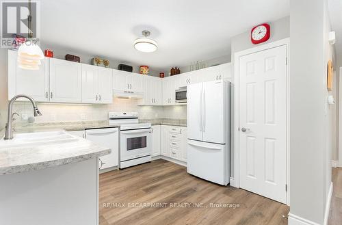 105 Glenariff Drive, Hamilton, ON - Indoor Photo Showing Kitchen