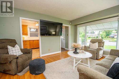 5 Armour Court, Kawartha Lakes (Lindsay), ON - Indoor Photo Showing Living Room