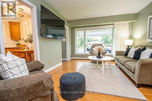 5 Armour Court, Kawartha Lakes (Lindsay), ON - Indoor Photo Showing Living Room