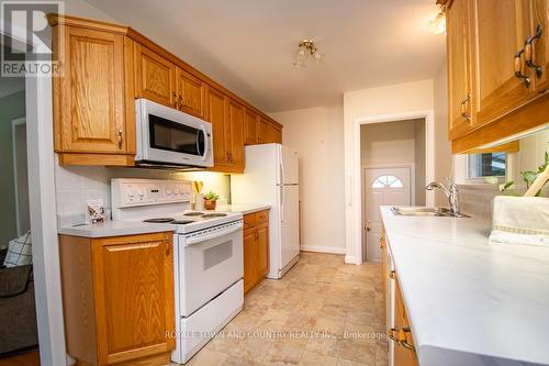 5 Armour Court, Kawartha Lakes (Lindsay), ON - Indoor Photo Showing Kitchen With Double Sink