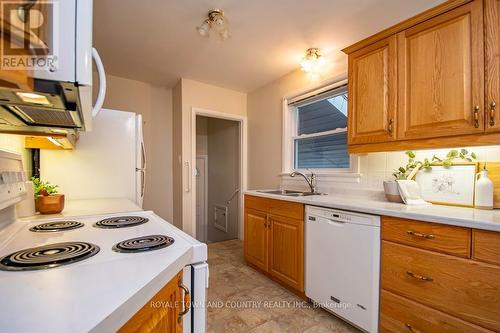 5 Armour Court, Kawartha Lakes (Lindsay), ON - Indoor Photo Showing Kitchen With Double Sink