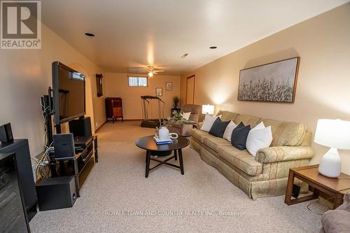 5 Armour Court, Kawartha Lakes (Lindsay), ON - Indoor Photo Showing Living Room With Fireplace