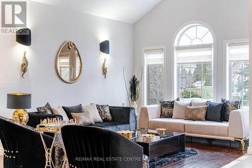 72 Southcreek Drive, Hamilton, ON - Indoor Photo Showing Living Room