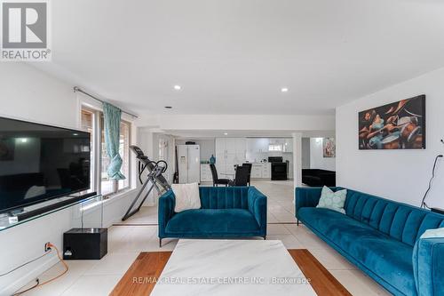 72 Southcreek Drive, Hamilton, ON - Indoor Photo Showing Living Room