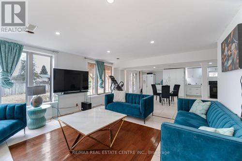 72 Southcreek Drive, Hamilton, ON - Indoor Photo Showing Living Room