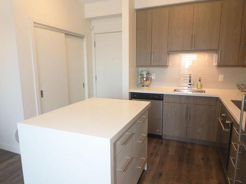 2005-2087 Fairview St, Burlington, ON - Indoor Photo Showing Kitchen With Upgraded Kitchen