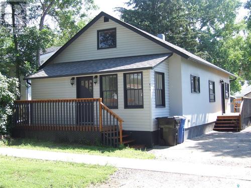 211 2Nd Street W, Leader, SK - Outdoor With Deck Patio Veranda