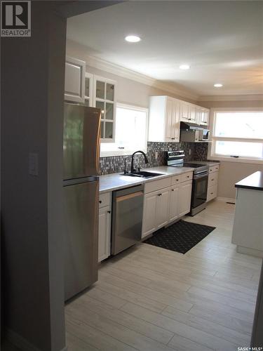 211 2Nd Street W, Leader, SK - Indoor Photo Showing Kitchen