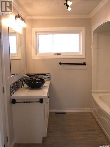 211 2Nd Street W, Leader, SK - Indoor Photo Showing Bathroom