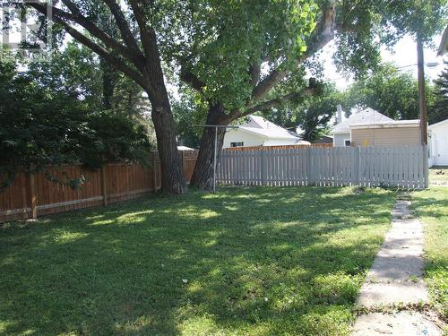 211 2Nd Street W, Leader, SK - Outdoor With Backyard