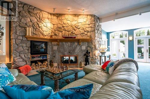 287 Estate Court, Midland, ON - Indoor Photo Showing Living Room With Fireplace