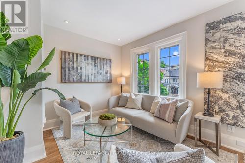10 Glencairn Avenue, Toronto, ON - Indoor Photo Showing Living Room