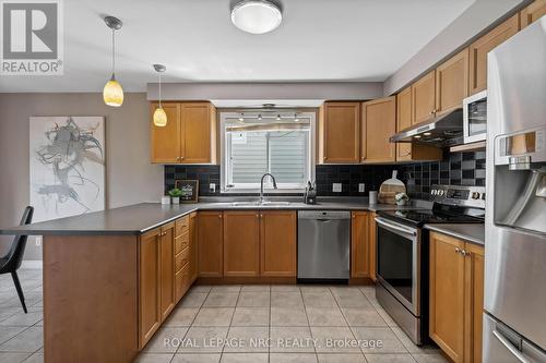 3 Muscat Drive, Grimsby, ON - Indoor Photo Showing Kitchen With Double Sink