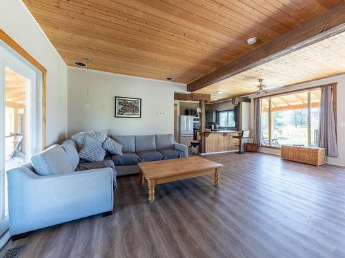 4609 Kamloops Shuswap Road, Kamloops, BC - Indoor Photo Showing Living Room