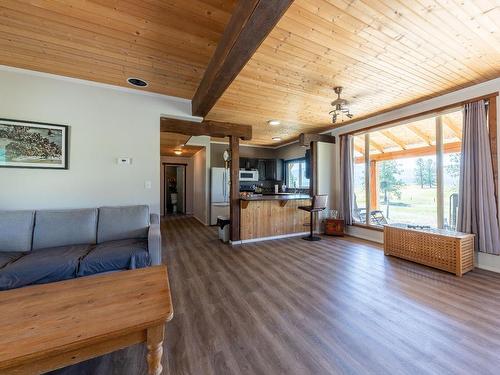 4609 Kamloops Shuswap Road, Kamloops, BC - Indoor Photo Showing Living Room