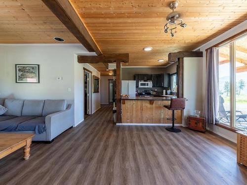 4609 Kamloops Shuswap Road, Kamloops, BC - Indoor Photo Showing Living Room