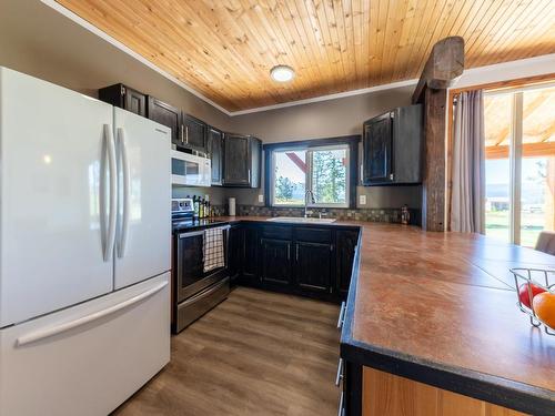 4609 Kamloops Shuswap Road, Kamloops, BC - Indoor Photo Showing Kitchen