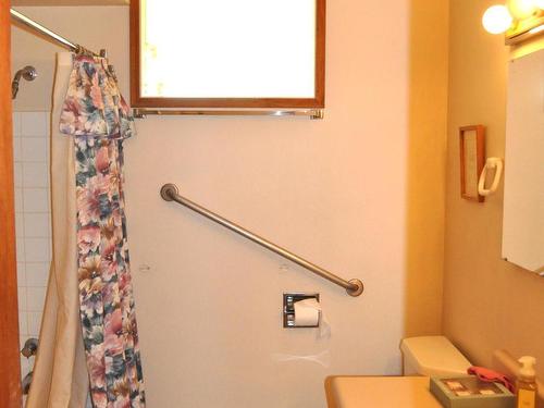 884 Desmond Street, Kamloops, BC - Indoor Photo Showing Bathroom