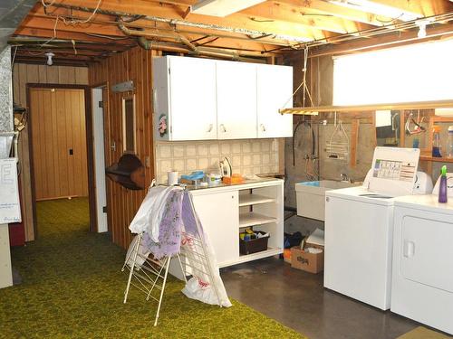 884 Desmond Street, Kamloops, BC - Indoor Photo Showing Laundry Room