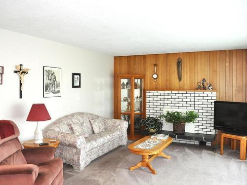 884 Desmond Street, Kamloops, BC - Indoor Photo Showing Living Room