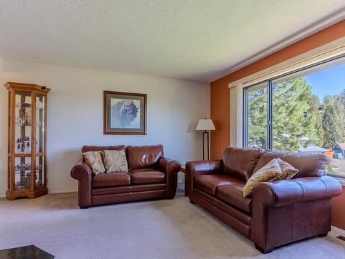 310 Cinnibar Crt, Logan Lake, BC - Indoor Photo Showing Living Room