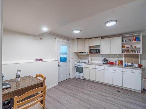 416 Waddington Drive, Kamloops, BC - Indoor Photo Showing Kitchen