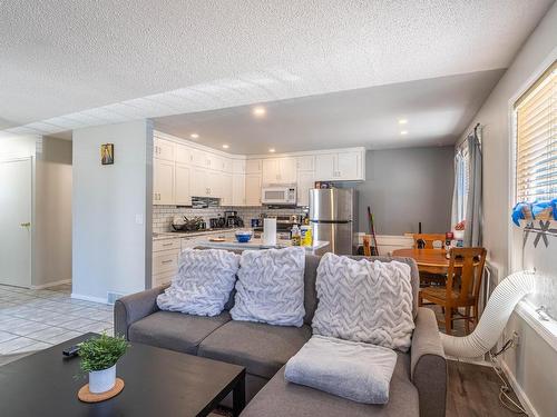 416 Waddington Drive, Kamloops, BC - Indoor Photo Showing Living Room
